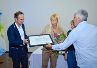 El Dr. Martín Piana junto a su esposa Dra. Malen Pijoan recibiendo el título de Miembros Honorarios de la ciudad de Villa Constitución, en reconocimiento a su destacada labor en el campo de la urología. El Dr. Martín Piana junto a su esposa Dra. Malen Pijoan recibiendo el título de Miembros Honorarios de la ciudad de Villa Constitución, en reconocimiento a su destacada labor en el campo de la urología.