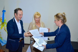 El Dr. Martín Piana junto a su esposa Dra. Malen Pijoan recibiendo el título de Miembros Honorarios de la ciudad de Villa Constitución, en reconocimiento a su destacada labor en el campo de la urología El Dr. Martín Piana junto a su esposa Dra. Malen Pijoan recibiendo el título de Miembros Honorarios de la ciudad de Villa Constitución, en reconocimiento a su destacada labor en el campo de la urología